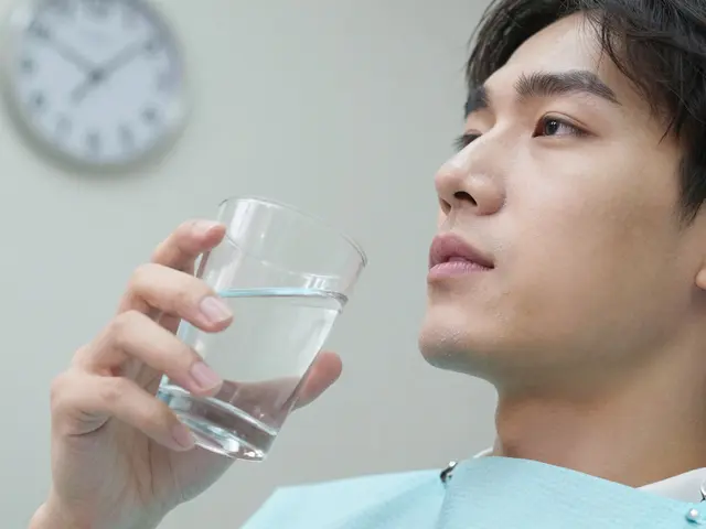 Jak dlouho nejíst po pískování zubů? Správné doby a co se stane, když to nerespektujete