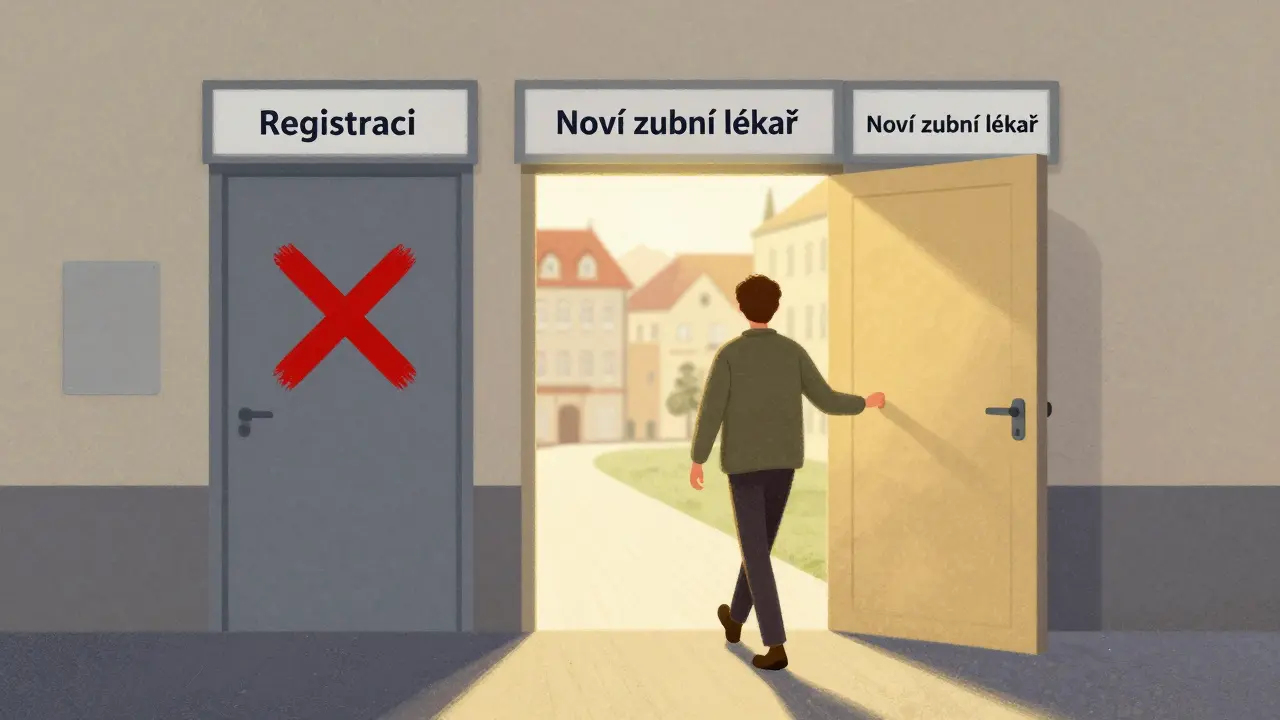 Osoba opouští starou zubní ordinaci a směřuje k nové s volbou péče.
