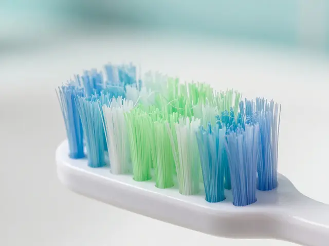 Curaprox kartáčky: Jak efektivně bojovat proti zubnímu kameni