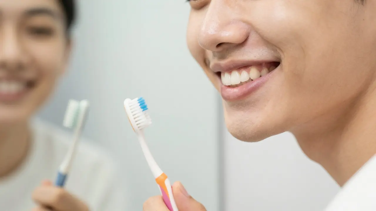 Zářivý a čistý úsměv člověka po úspěšném dentálním hygienickém zákroku.