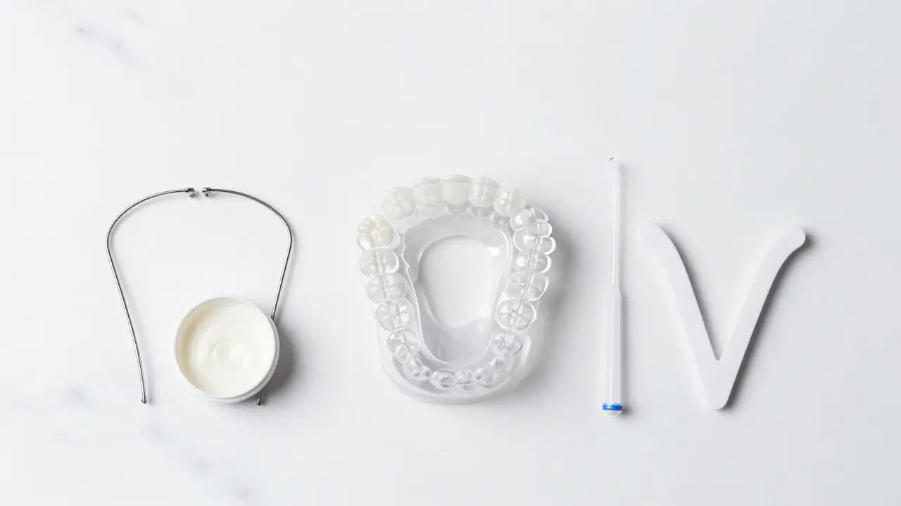 Srovnání typů rovnátek: alignery, keramika a hygienické pomůcky