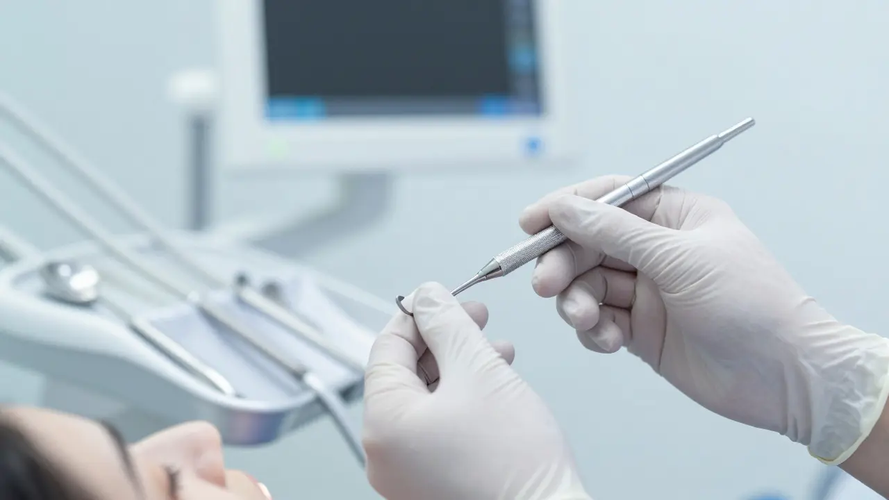 Extrakce zubů: Kdy je nutná, jak probíhá a příprava na implantáty