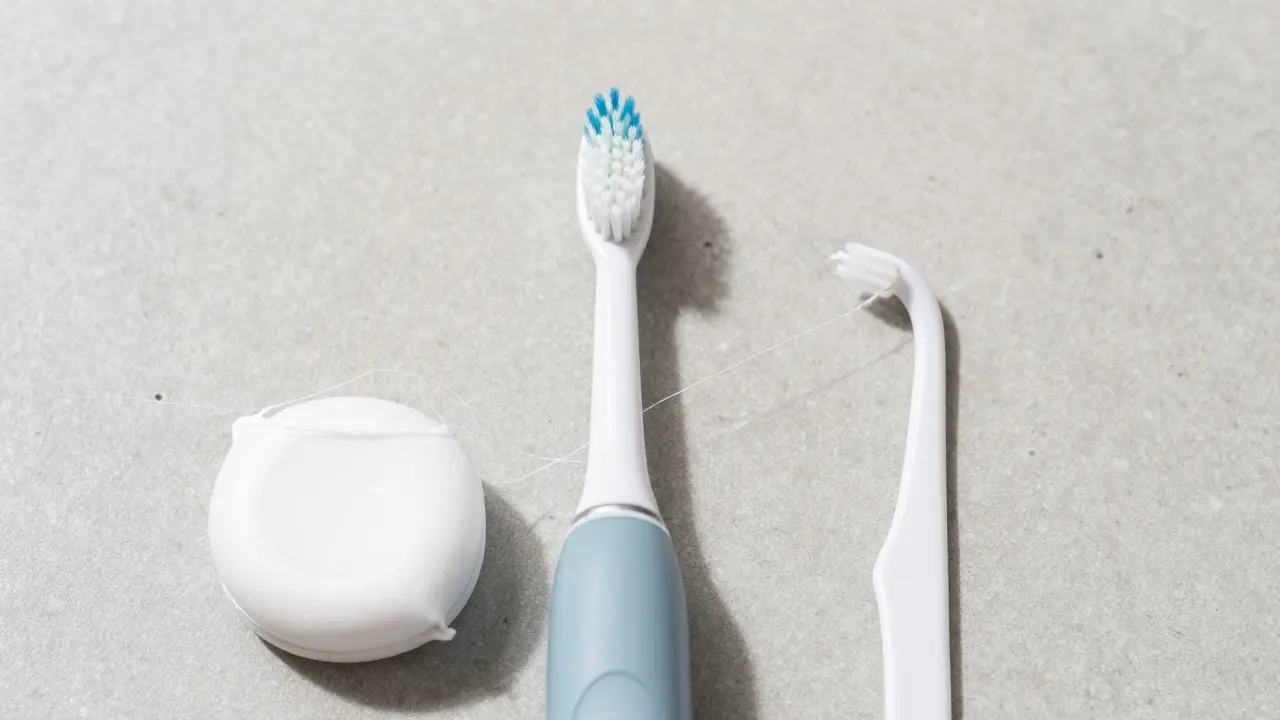 Jemná zubní kartáčka a nit pro správnou hygienu úst