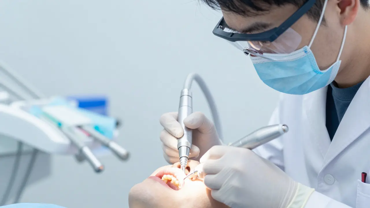 Jak se dělá korunka na zub? Kompletní průvodce od příprav až po e-max